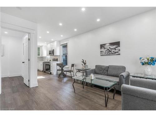 36 Margery Road, Welland, ON - Indoor Photo Showing Living Room