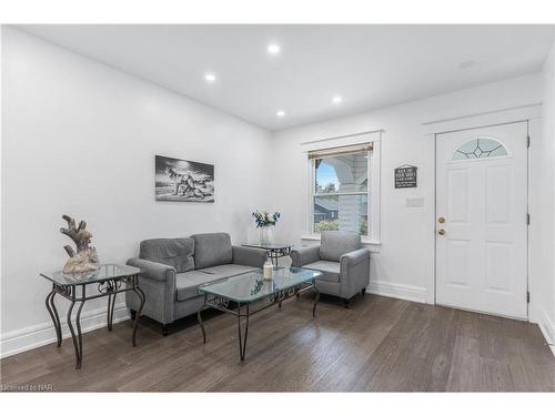 36 Margery Road, Welland, ON - Indoor Photo Showing Living Room