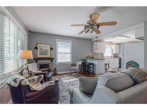 263 Maplewood Avenue, Crystal Beach, ON - Indoor Photo Showing Living Room