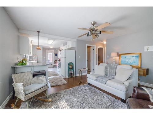 263 Maplewood Avenue, Crystal Beach, ON - Indoor Photo Showing Living Room