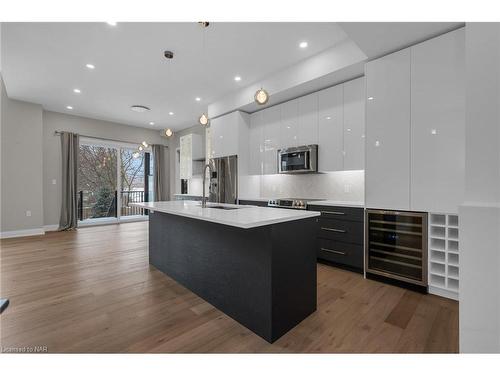 13-1465 Station Street, Fonthill, ON - Indoor Photo Showing Kitchen With Upgraded Kitchen