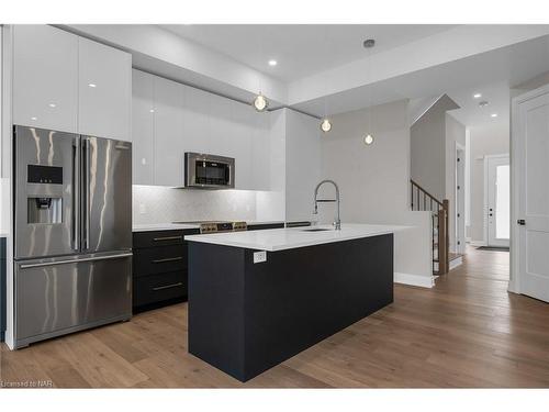 13-1465 Station Street, Fonthill, ON - Indoor Photo Showing Kitchen With Upgraded Kitchen