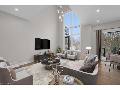 13-1465 Station Street, Fonthill, ON - Indoor Photo Showing Living Room