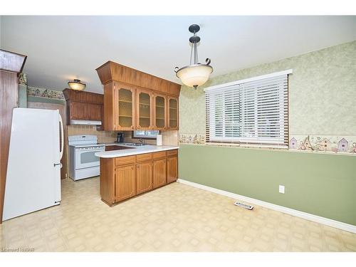 6357 Glengate Street, Niagara Falls, ON - Indoor Photo Showing Kitchen