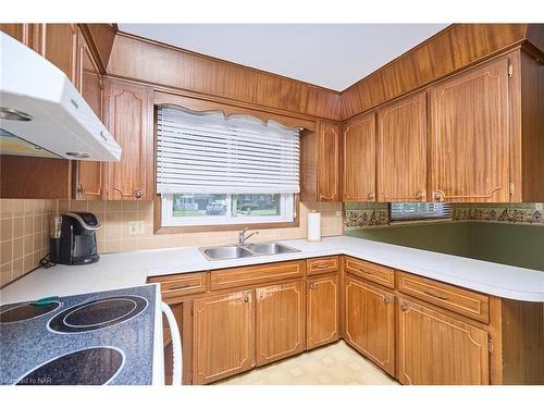 6357 Glengate Street, Niagara Falls, ON - Indoor Photo Showing Kitchen With Double Sink