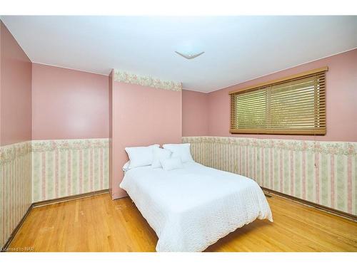 6357 Glengate Street, Niagara Falls, ON - Indoor Photo Showing Bedroom