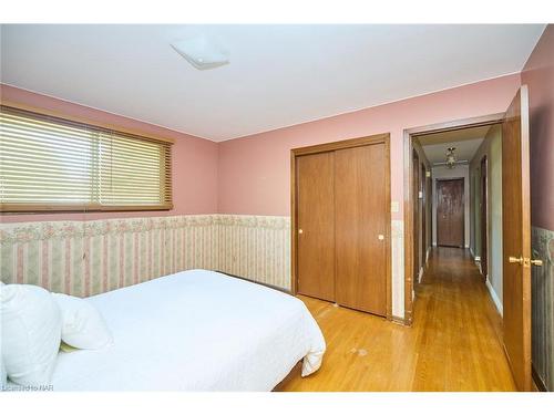 6357 Glengate Street, Niagara Falls, ON - Indoor Photo Showing Bedroom