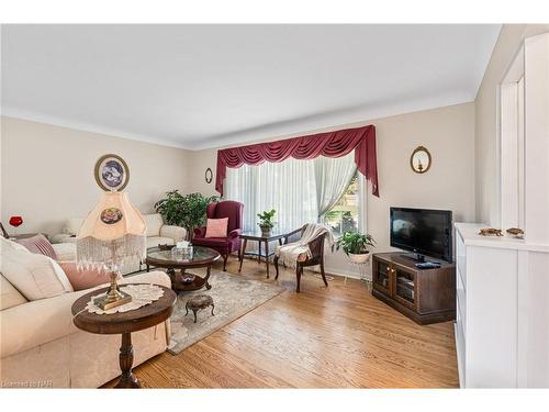 4 Tamarack Street, Welland, ON - Indoor Photo Showing Living Room