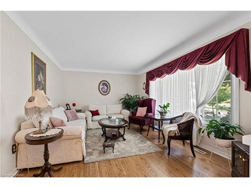 4 Tamarack Street, Welland, ON - Indoor Photo Showing Living Room