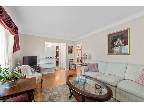 4 Tamarack Street, Welland, ON - Indoor Photo Showing Living Room