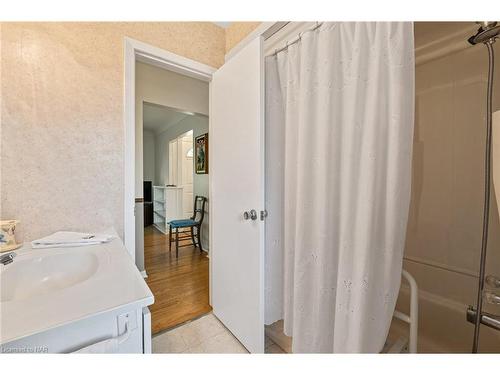 4 Tamarack Street, Welland, ON - Indoor Photo Showing Bathroom