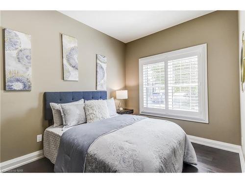 4-5622 Ironwood Street, Niagara Falls, ON - Indoor Photo Showing Bedroom