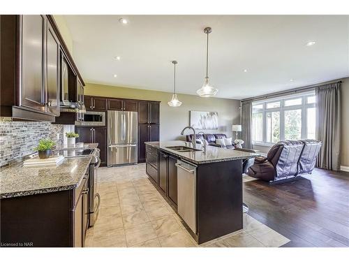 4-5622 Ironwood Street, Niagara Falls, ON - Indoor Photo Showing Kitchen With Double Sink With Upgraded Kitchen