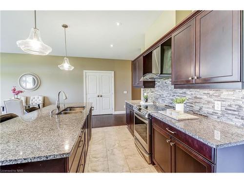 4-5622 Ironwood Street, Niagara Falls, ON - Indoor Photo Showing Kitchen With Double Sink With Upgraded Kitchen