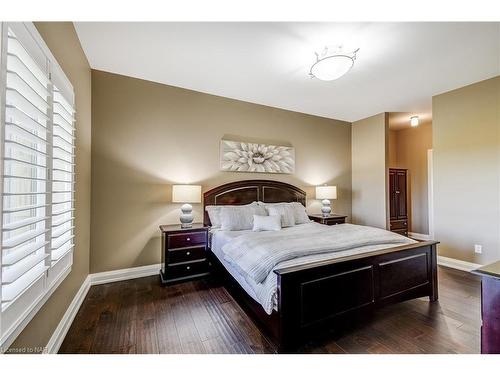 4-5622 Ironwood Street, Niagara Falls, ON - Indoor Photo Showing Bedroom