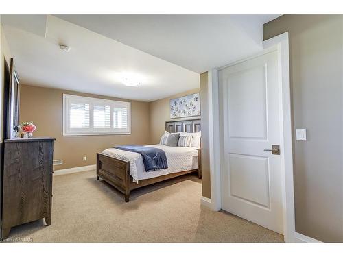 4-5622 Ironwood Street, Niagara Falls, ON - Indoor Photo Showing Bedroom