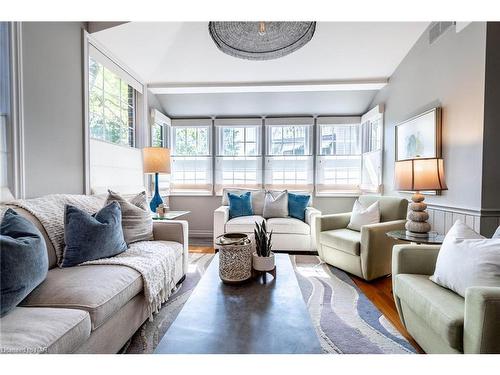 4189 Elberta Avenue, Niagara Falls, ON - Indoor Photo Showing Living Room