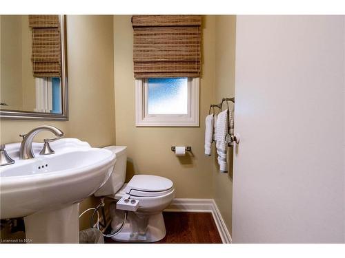 4189 Elberta Avenue, Niagara Falls, ON - Indoor Photo Showing Bathroom