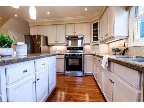 4189 Elberta Avenue, Niagara Falls, ON - Indoor Photo Showing Kitchen With Double Sink