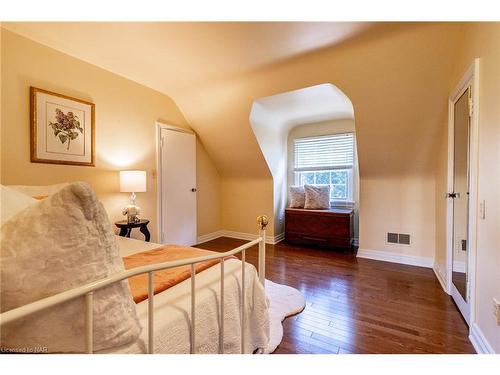 4189 Elberta Avenue, Niagara Falls, ON - Indoor Photo Showing Bedroom