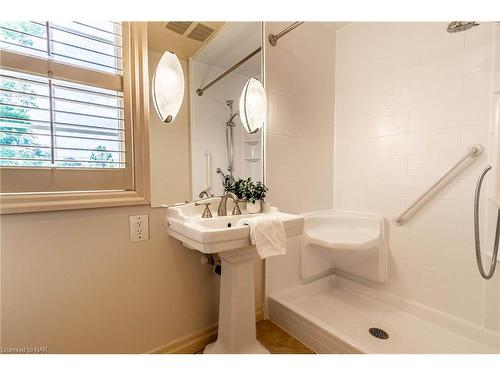 4189 Elberta Avenue, Niagara Falls, ON - Indoor Photo Showing Bathroom