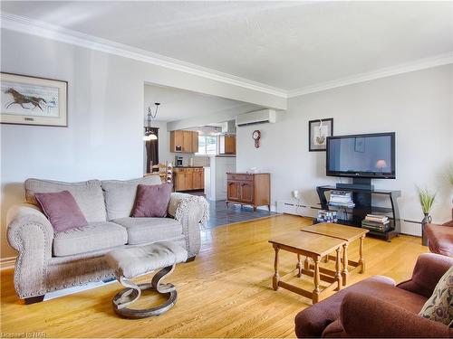 46 Collier Road S, Thorold, ON - Indoor Photo Showing Living Room