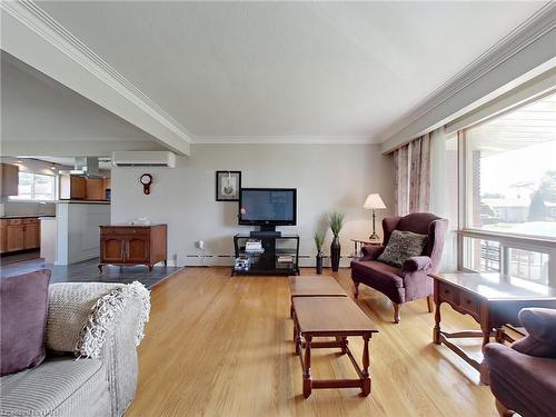 46 Collier Road S, Thorold, ON - Indoor Photo Showing Living Room