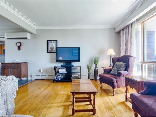 46 Collier Road S, Thorold, ON - Indoor Photo Showing Living Room