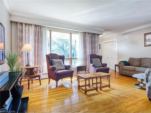 46 Collier Road S, Thorold, ON - Indoor Photo Showing Living Room