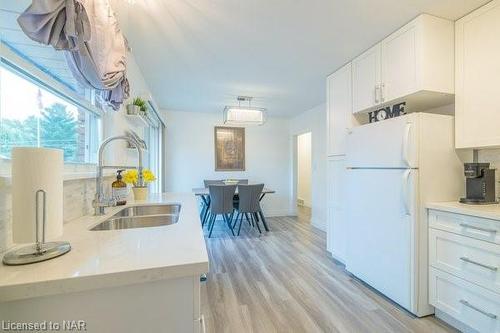 8830 Parliament Avenue, Niagara Falls, ON - Indoor Photo Showing Kitchen With Double Sink