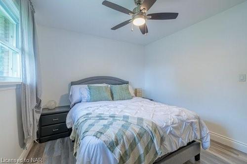 8830 Parliament Avenue, Niagara Falls, ON - Indoor Photo Showing Bedroom