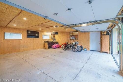 8830 Parliament Avenue, Niagara Falls, ON - Indoor Photo Showing Garage