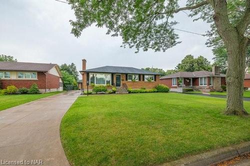 8830 Parliament Avenue, Niagara Falls, ON - Outdoor With Deck Patio Veranda With Facade