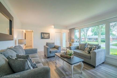 8830 Parliament Avenue, Niagara Falls, ON - Indoor Photo Showing Living Room