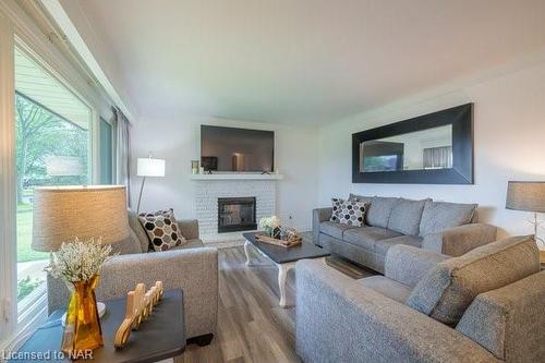 8830 Parliament Avenue, Niagara Falls, ON - Indoor Photo Showing Living Room With Fireplace