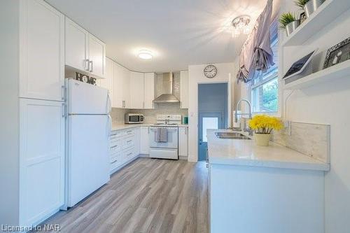 8830 Parliament Avenue, Niagara Falls, ON - Indoor Photo Showing Kitchen With Double Sink