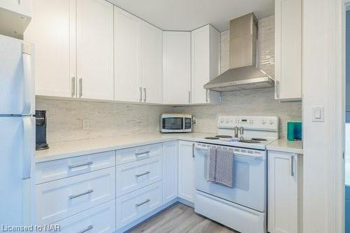 8830 Parliament Avenue, Niagara Falls, ON - Indoor Photo Showing Kitchen