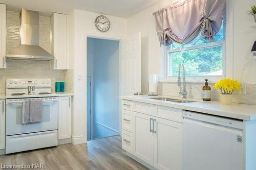 8830 Parliament Avenue, Niagara Falls, ON - Indoor Photo Showing Kitchen With Double Sink