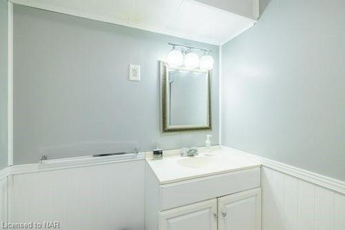 8830 Parliament Avenue, Niagara Falls, ON - Indoor Photo Showing Bathroom