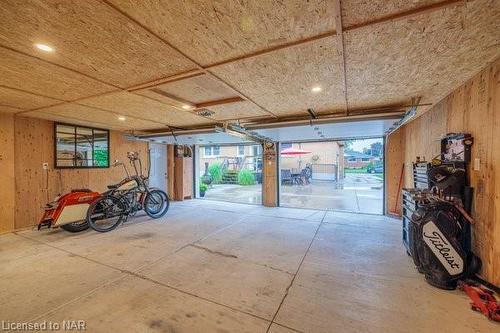 8830 Parliament Avenue, Niagara Falls, ON - Indoor Photo Showing Garage