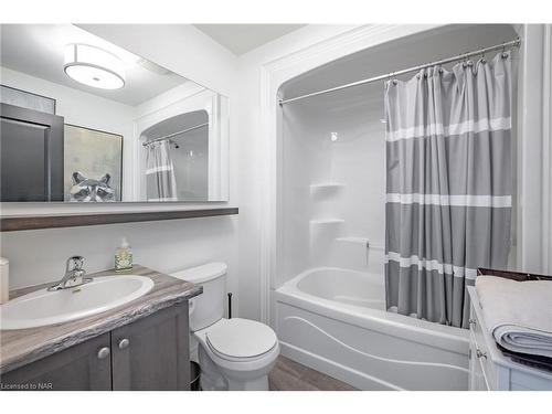 1 Tuscany Court, St. Catharines, ON - Indoor Photo Showing Bathroom