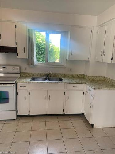 63 Tupper Drive, Thorold, ON - Indoor Photo Showing Kitchen With Double Sink