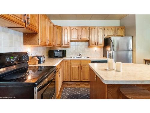 41 Berryman Avenue, St. Catharines, ON - Indoor Photo Showing Kitchen With Double Sink