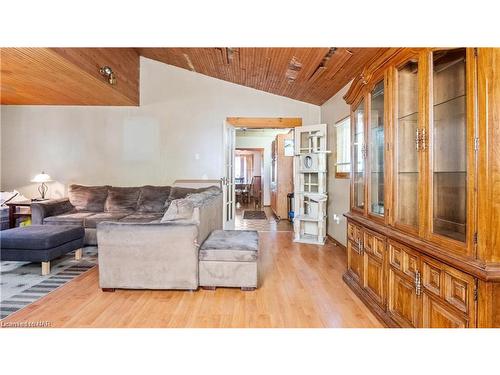 41 Berryman Avenue, St. Catharines, ON - Indoor Photo Showing Living Room