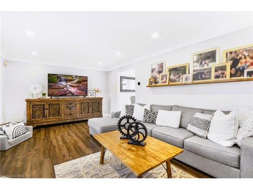 6940 Coach Drive, Niagara Falls, ON - Indoor Photo Showing Living Room