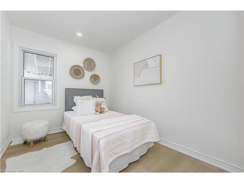 158 Niagara Falls Road, Thorold, ON - Indoor Photo Showing Bedroom