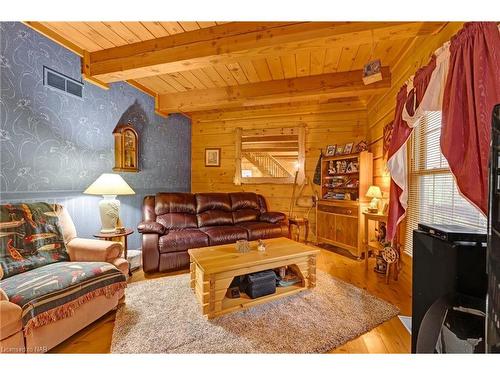 8 Four Mile Creek Road, Niagara-On-The-Lake, ON - Indoor Photo Showing Living Room