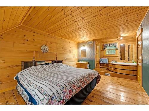 8 Four Mile Creek Road, Niagara-On-The-Lake, ON - Indoor Photo Showing Bedroom