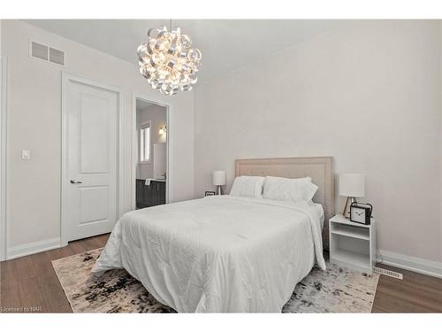 74 Cannery Drive, Niagara-On-The-Lake, ON - Indoor Photo Showing Bedroom