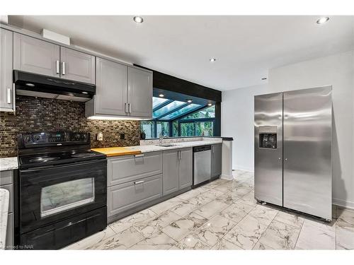 7180 Woodington Road, Niagara Falls, ON - Indoor Photo Showing Kitchen